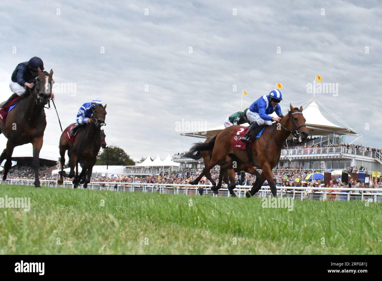 Goodwood, Großbritannien. 3. August 2023. Al Husn, geritten von Jim Crowley (ganz rechts), gewinnt die 15,35 Qatar Nassau Stakes auf der Goodwood Racecourse, Großbritannien. Kredit: Paul Blake/Alamy Live News. Stockfoto