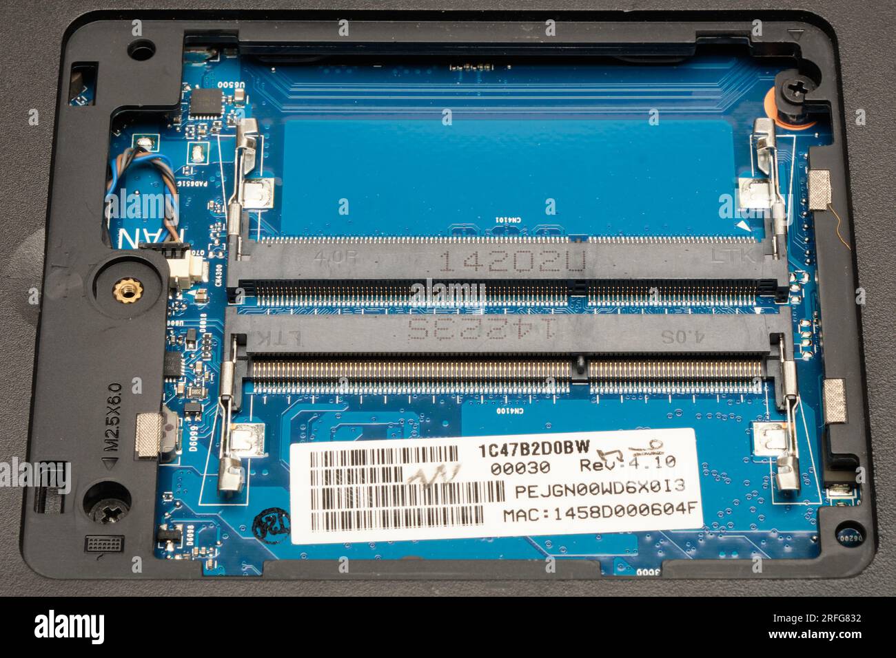 Typische Position, Anordnung und Darstellung der RAM-Speichermodule in einem Laptop. Aus Gründen der Übersichtlichkeit werden keine Speichermodule angezeigt. (1 von 4) Stockfoto