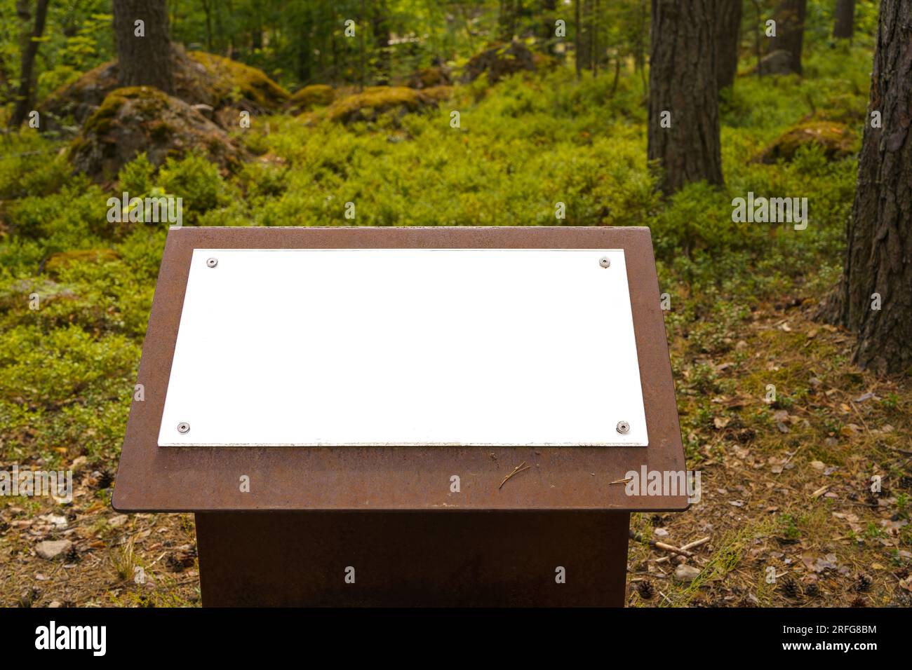 Gekipptes leeres Schild neben einem Wald in Finnland Stockfoto