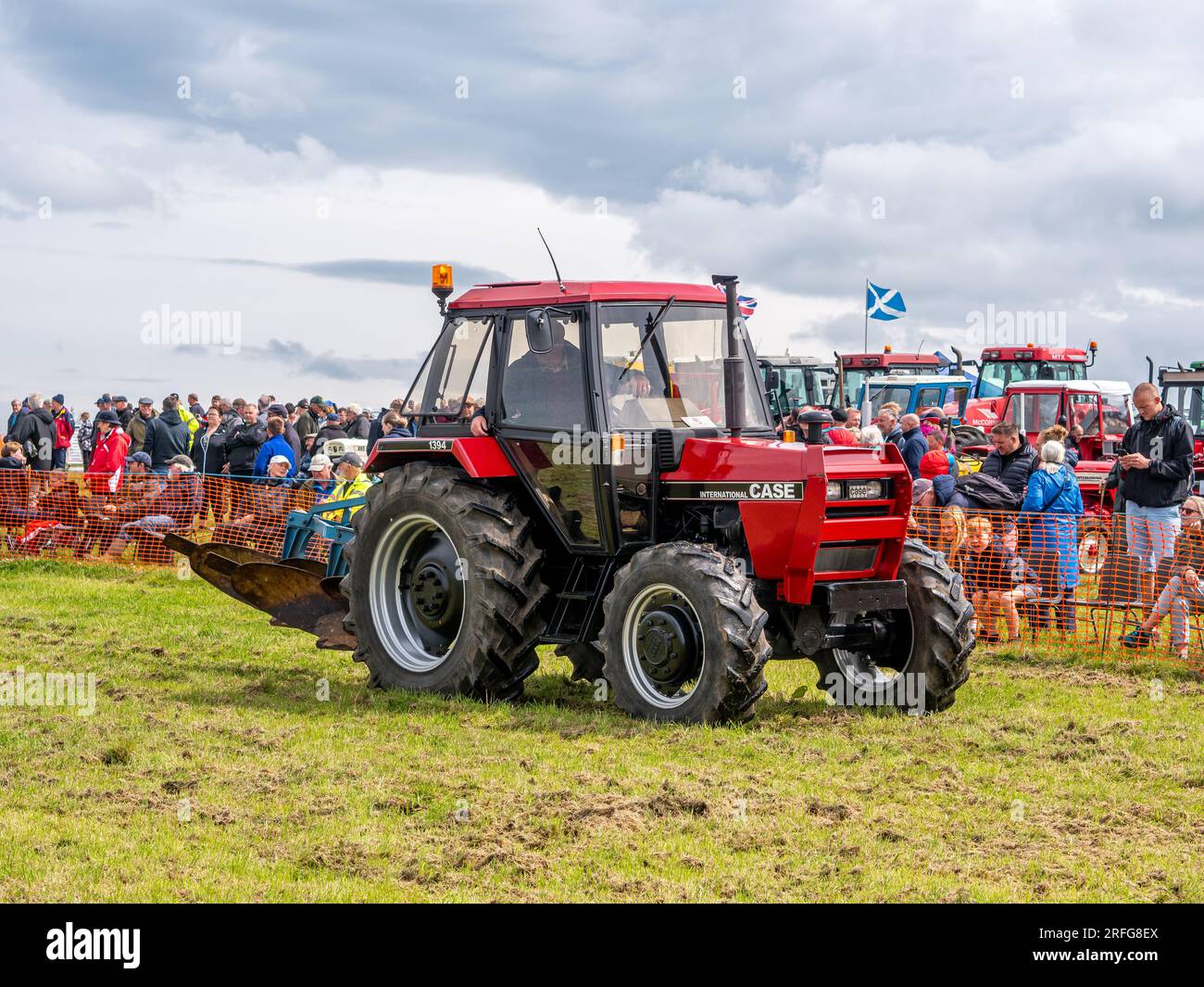 Ayrshire Vintage Tractor Club Show in Ayr. Moderner International Case Traktor und Pflug Stockfoto