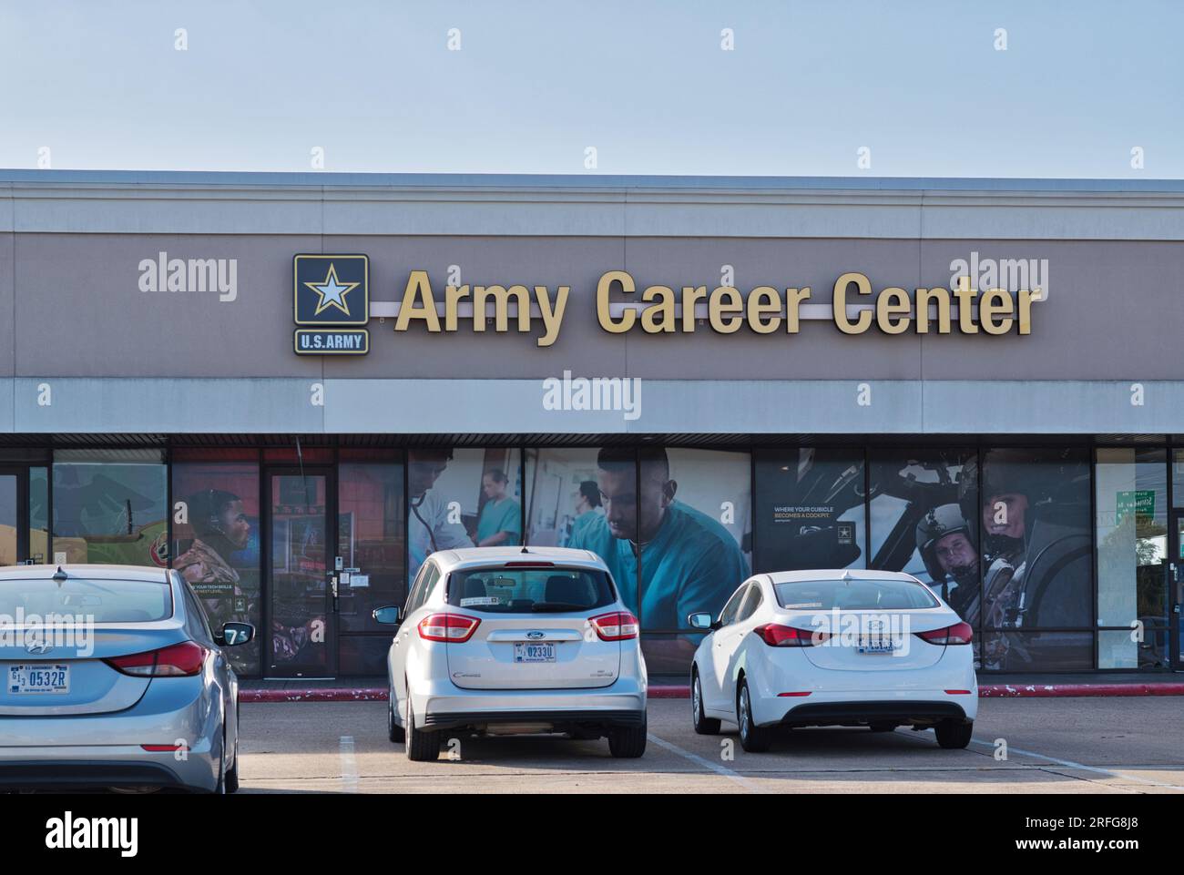 Houston, Texas, USA 07-30-2023: Fassade des Army Career Center und Parkplatz in Houston, TX. Örtliches Rekrutierungsbüro für das US-Militär. Stockfoto