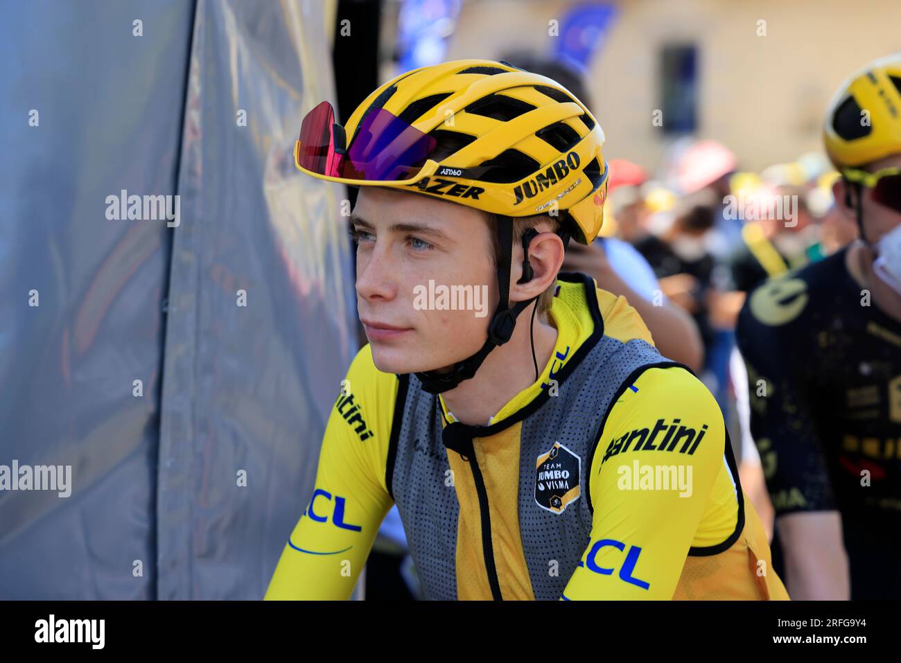 Canicule, le coureur cycliste danois maillot jaune Jonas Vingegaard s’est mis à l’ombre avant le départ de la 9ème étape du Tour de France le 9 juille Stockfoto