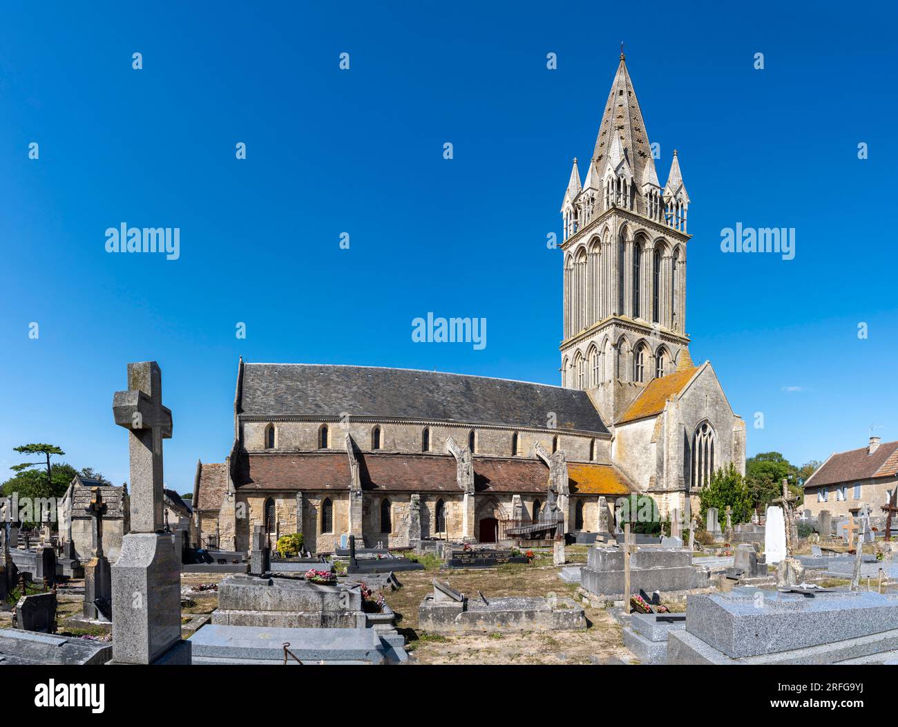 Langrune-Sur-Mer, Frankreich - 07 18 2023: Blick auf die Fassade des St. Martins Kirche von der Straße Stockfoto