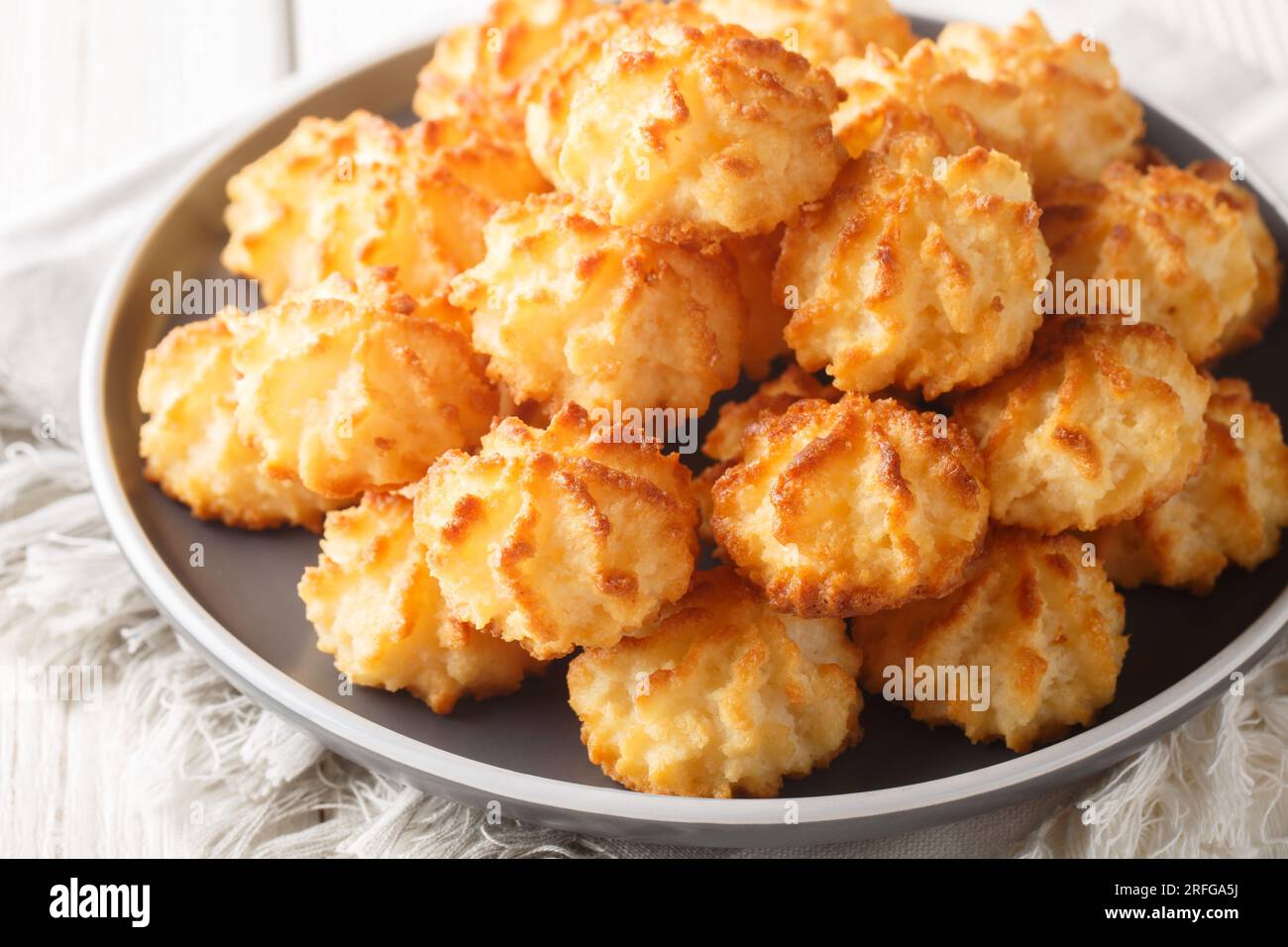 Nachtisch frische hausgemachte Kokosnusskekse auf dem Teller auf dem Tisch. Horizontal Stockfoto