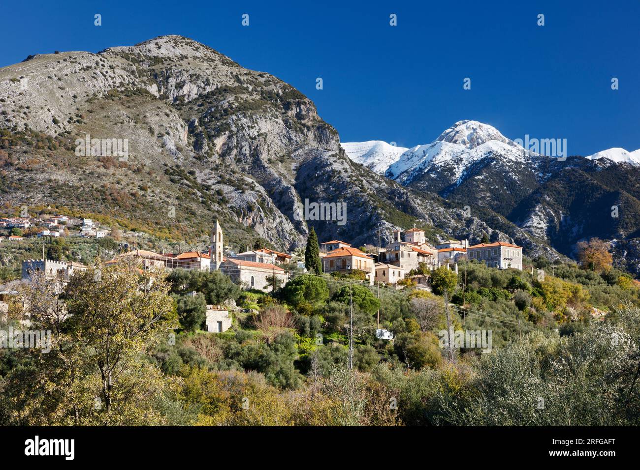 Das Dorf Chora in Exochori auf der Halbinsel Mani von Griechenland mit dem Taygetos-Gebirge dahinter. Stockfoto