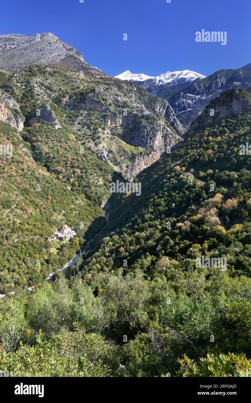Sehen Sie die Vyros-Schlucht in Messinien von Griechenland mit dem Kloster Sotiris und den Tayegetos-Bergen Stockfoto