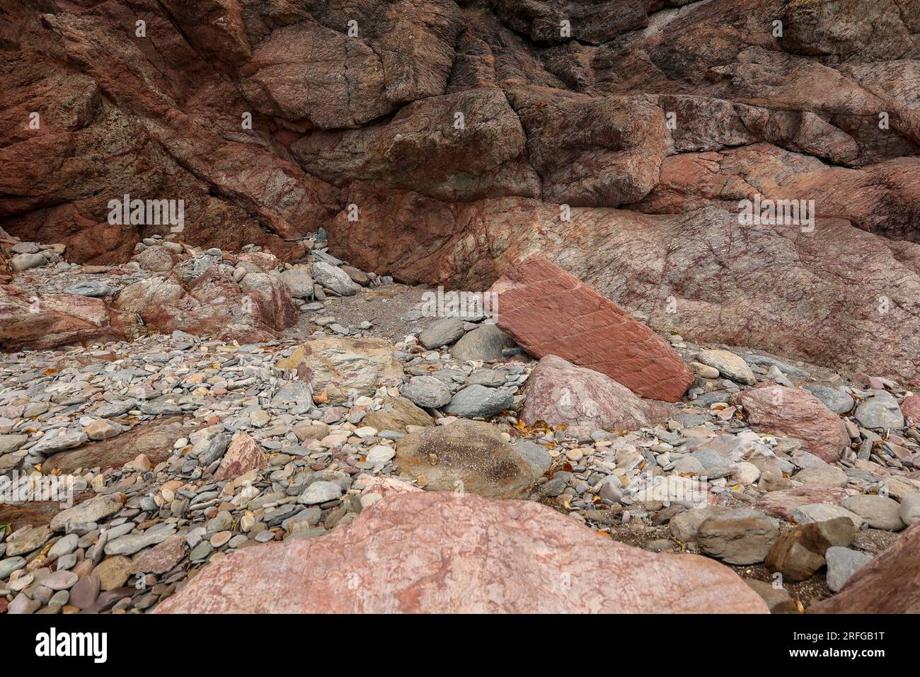 Rote Steine am Ufer des Atlantischen Ozeans Stockfoto