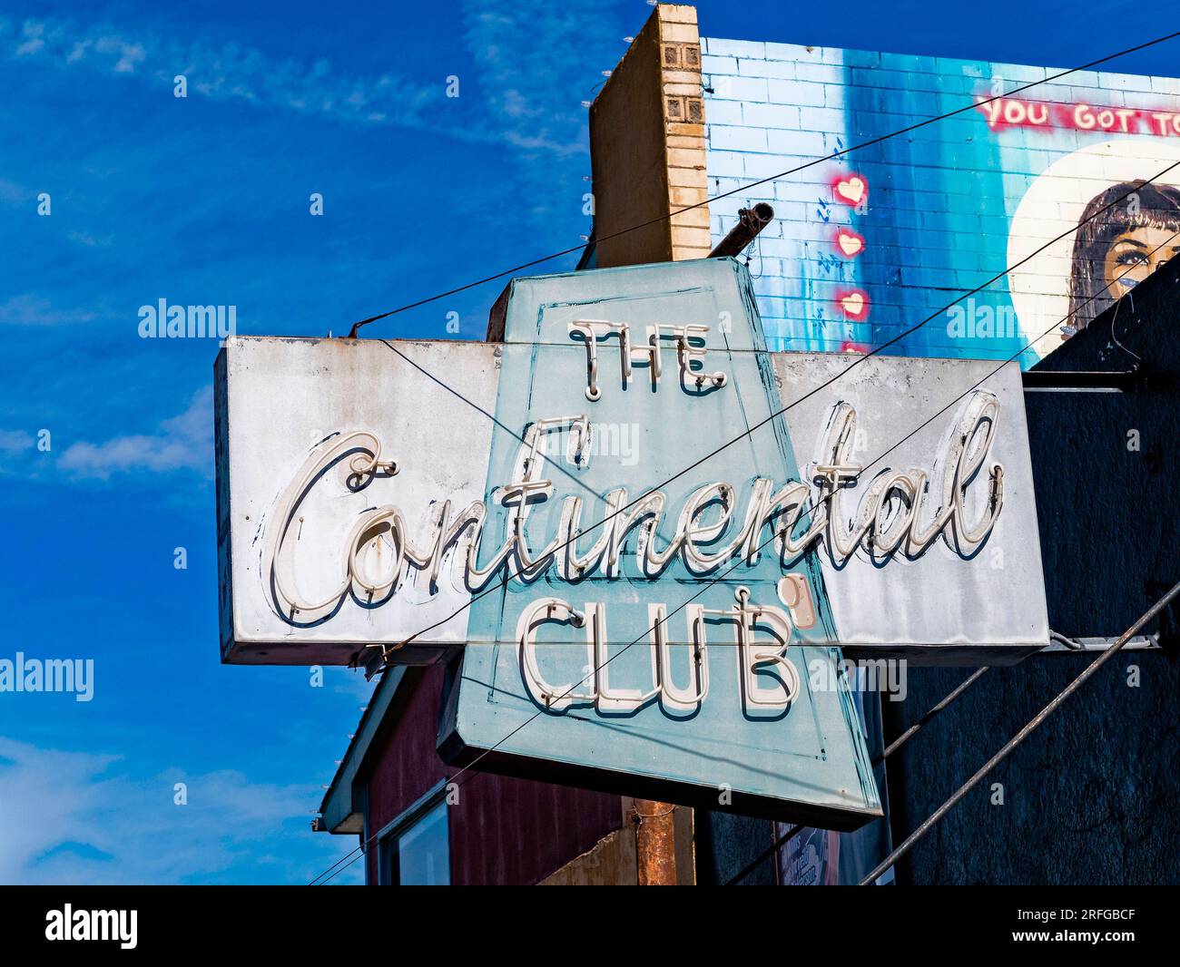 Neonschild für den Continental Club: Legendärer Musikort in Austin, Texas seit 1955. Stockfoto