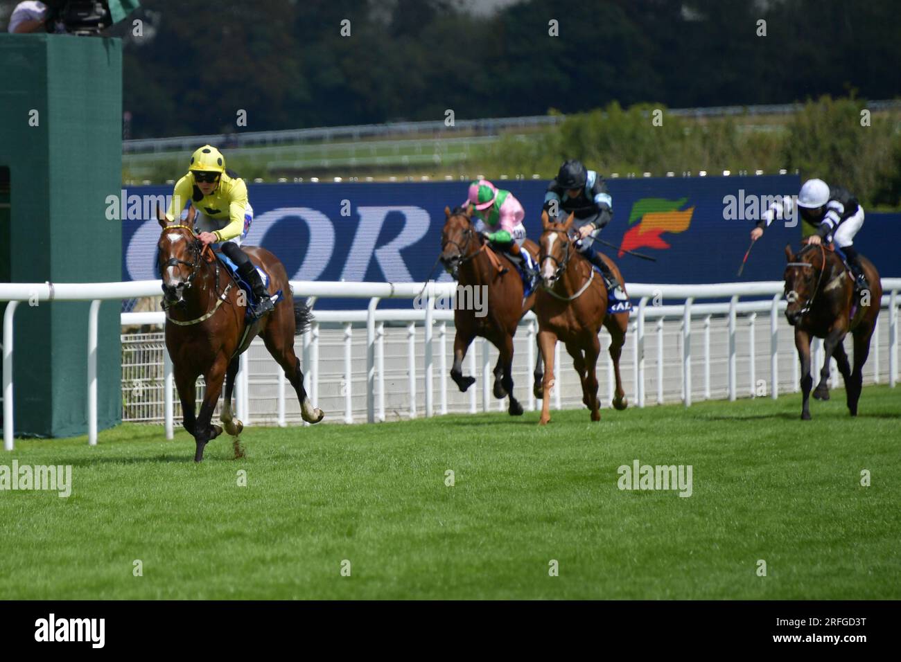 Goodwood, Großbritannien. 3. August 2023. Royal Rhyme, geritten von Clifford Lee, gewinnt die 13,50 Coral Kingcsem Handicap Stakes auf der Goodwood Racecourse, Großbritannien. Kredit: Paul Blake/Alamy Live News. Stockfoto