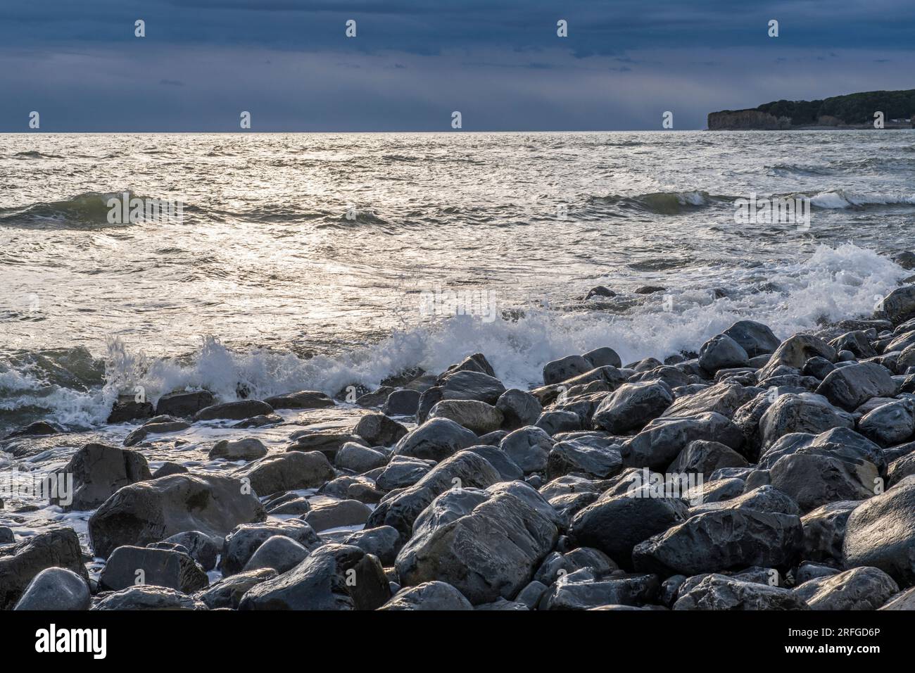 Flut am Llantwit Major Beach an der Glamorgan Heritage Coast im Tal von Glamorgan South Wales an einem stürmischen Septemberabend Stockfoto