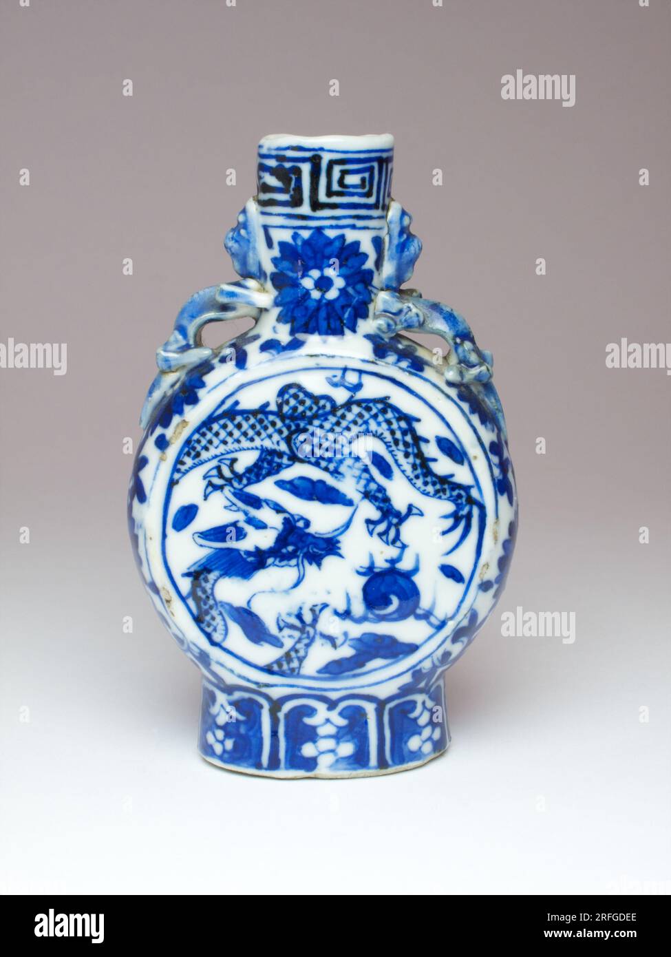 chinesische blaue und weiße Porzellanvase. Handbemalt mit Drachen, die eine brennende Perle jagen, und mit zwei Drachen zu den Vasen, Schulter und Hals. Hergestellt CIR Stockfoto