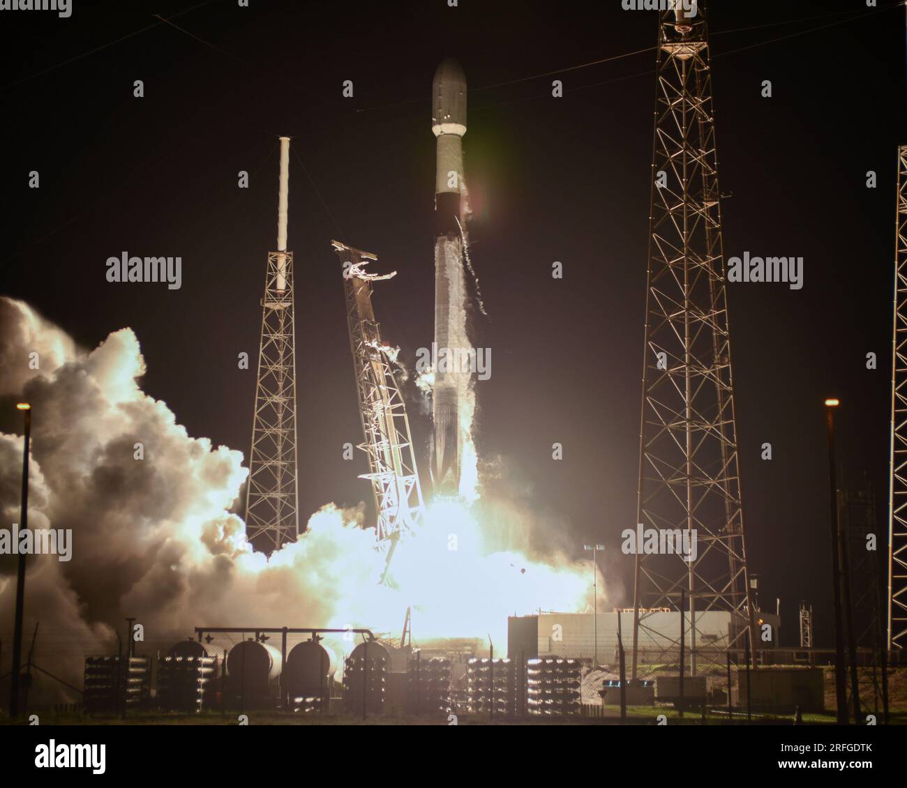 Eine SpaceX-Falcon-9-Rakete startet den Kommunikationssatelliten Galaxy 37 für Intelsat um 1:00 UHR vom Startkomplex 40 in der Raumstreitkräfte-Station Cape Canaveral, Florida, am Donnerstag, den 3. August 2023. Foto: Joe Marino/UPI Stockfoto