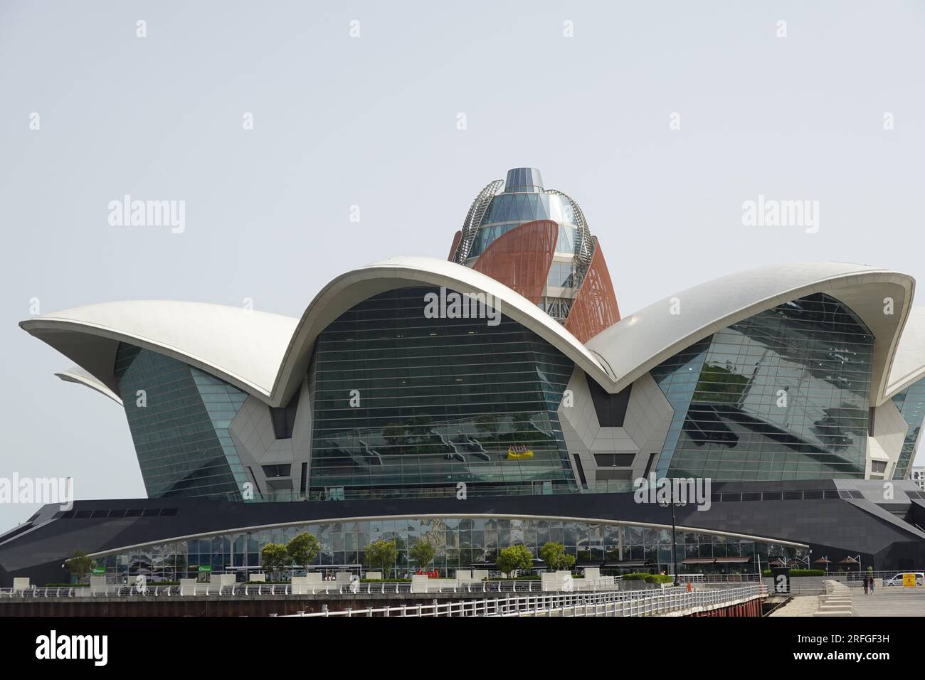 Deniz Mall ein Unterhaltungs- und Freizeitzentrum am Ufer des Kaspischen Meeres, Baku, Aserbaidschan. Stockfoto