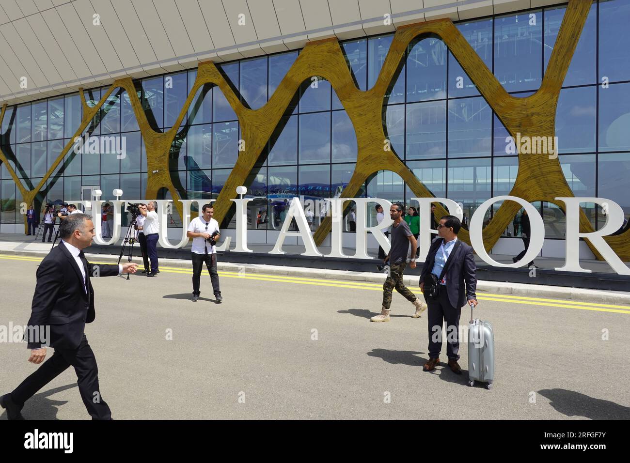 Passagiere, die am internationalen Flughafen Fuzuli, Fuzuli, Aserbaidschan ankommen, wurde der Flughafen 2021 von türkischen und aserbaidschanischen Präsidenten eröffnet Stockfoto