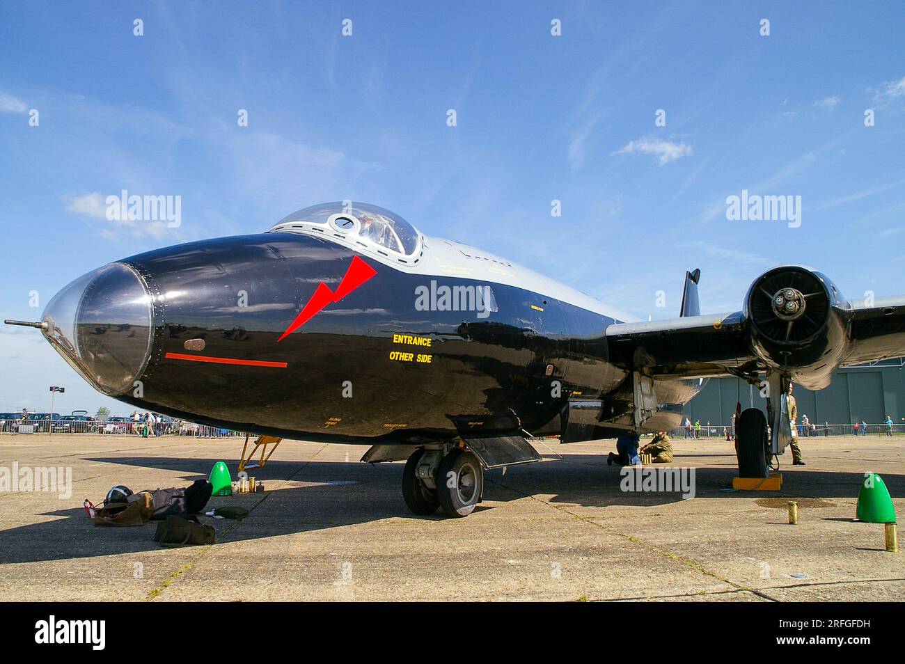 English Electric Canberra B2/6 Classic Jet Plane WK163, G-BVWC, IWM Duxford, Großbritannien. Besatzung, die Startpatronen und Ausrüstung für den Ausstellungsflug vorbereitet Stockfoto