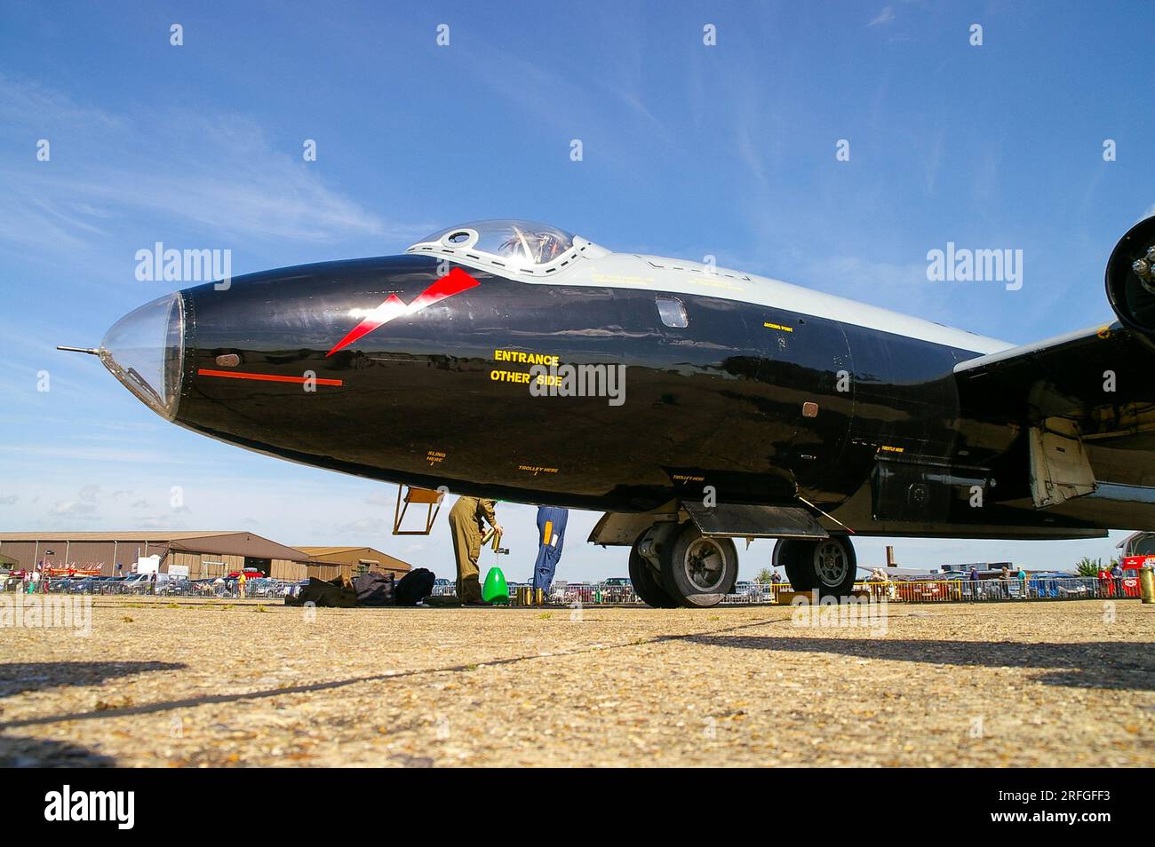 English Electric Canberra B2/6 Classic Jet Plane WK163, G-BVWC, IWM Duxford, Großbritannien. Besatzung, die Startpatronen und Ausrüstung für den Ausstellungsflug vorbereitet Stockfoto