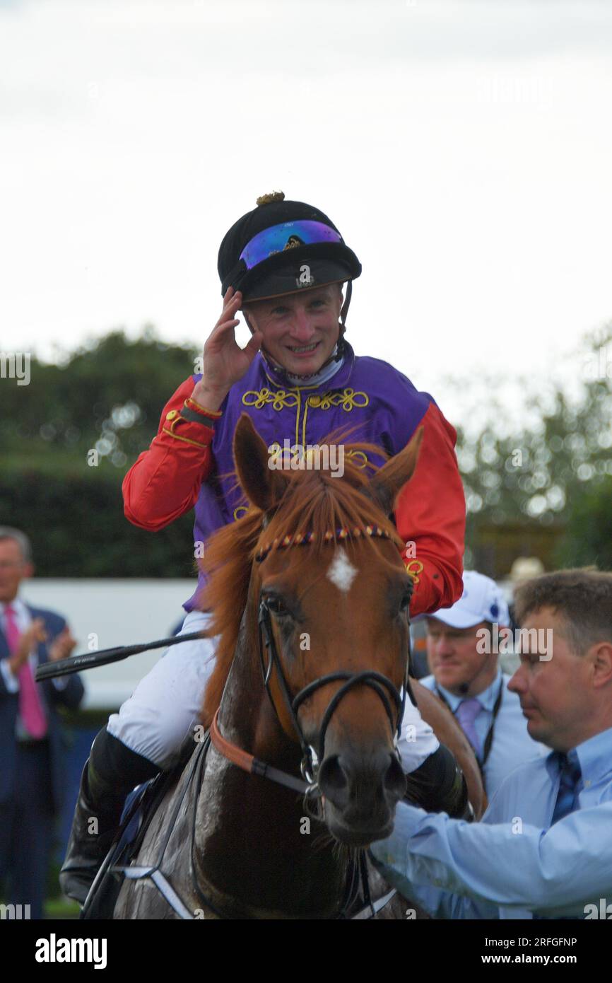 Goodwood, Großbritannien. 3. August 2023. Tom Marquand begrüßt die Zuschauer im Gewinnerheft, nachdem er die John Pearce Racing Gordon Stakes 15,00 auf der Goodwood Racecourse, Großbritannien, gewonnen hat. Kredit: Paul Blake/Alamy Live News. Stockfoto