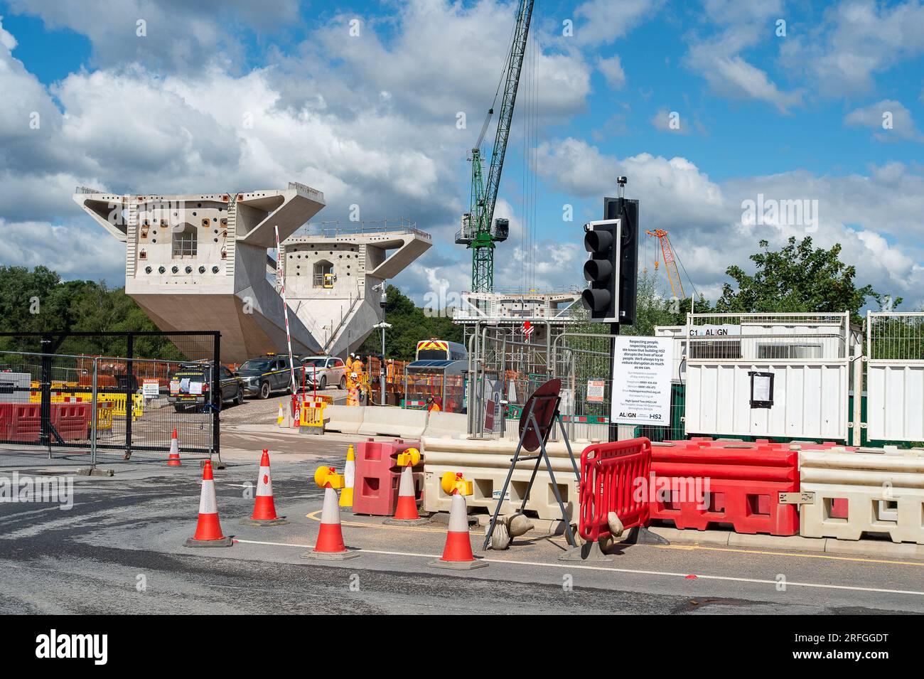 Harefield, Großbritannien. 3. August 2023. Der Bau des HS2 High Speed Rail Colne Valley Viaduct durch Align JV wird fortgesetzt. Die Moorhall Road (abgebildet) in Harefield, im Londoner Stadtteil Hillingdon, ist derzeit für den Verkehr gesperrt, da auf der anderen Straßenseite temporäre Stützstrukturen unter Viaduksegmenten errichtet werden, die von einem Kran zusammengebaut werden. Das Colne Valley Viaduct überquert die Moorhall Road zwischen Korda Lake und Savay Lake, südlich des Grand Union Canal. Die Infrastruktur- und Projektbehörde hat das HS2-Milliarden-Pfund-Projekt zwischen London an verlegt Stockfoto