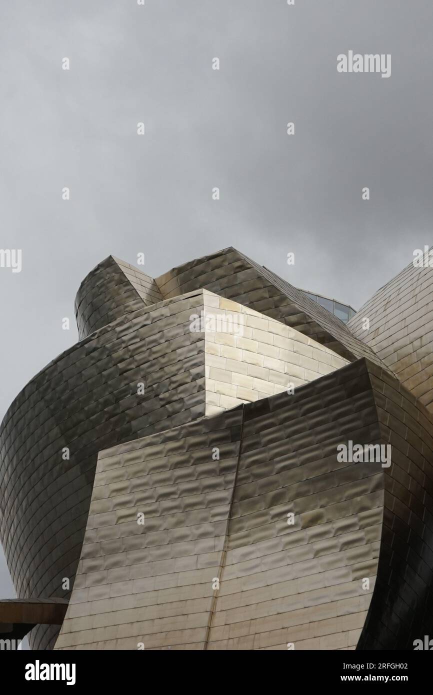 Vertikales Foto des Guggenheim Museums in Bilbao Stockfoto