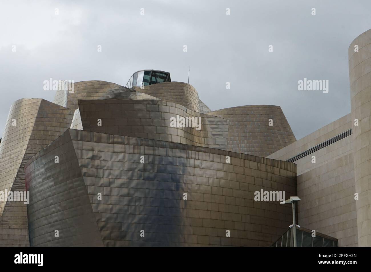 Horizontales Foto des Eingangs zum Guggenheim Museum in Bilbao Stockfoto