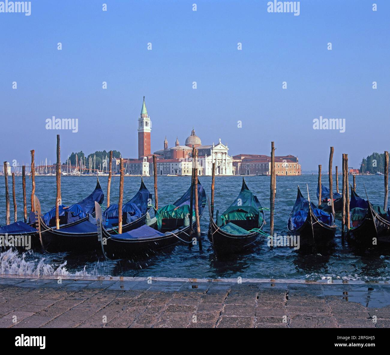 Italien. Venedig. Blick auf das Wasser mit Gondeln vom Markusplatz. Stockfoto