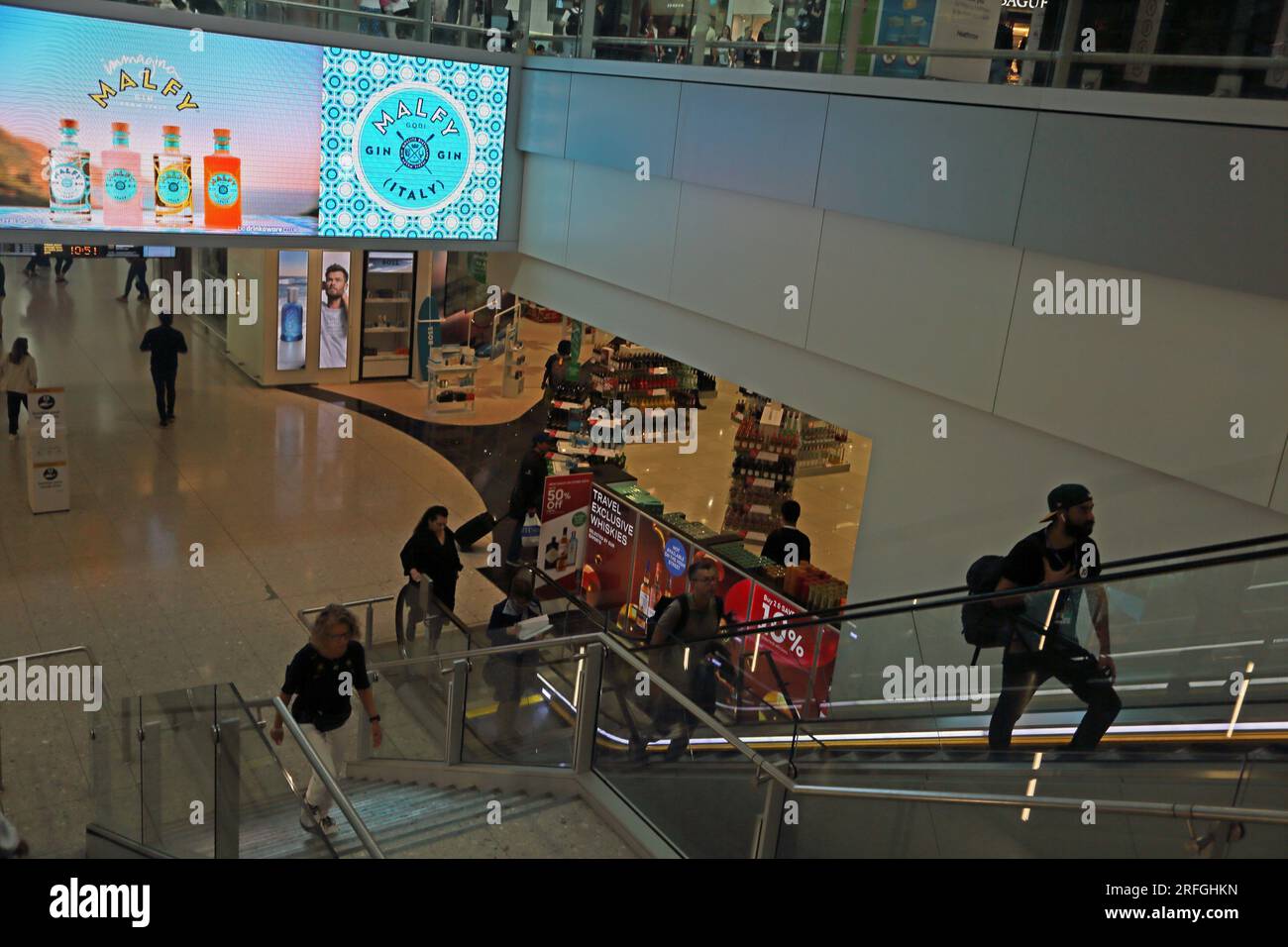 London Heathrow Airport, englische Leute auf Rolltreppen, Terminal zwei Stockfoto