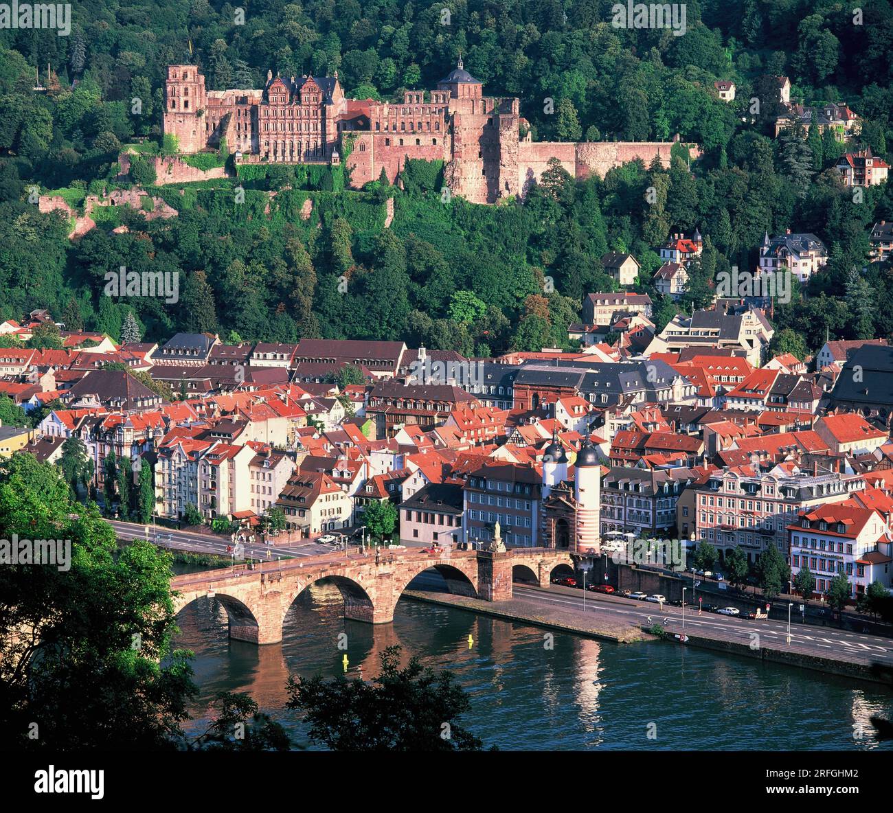 Deutschland. Heidelberg. Blick auf die Neckar-Brücke und das Heidelberger Schloss vom Hügel. Stockfoto