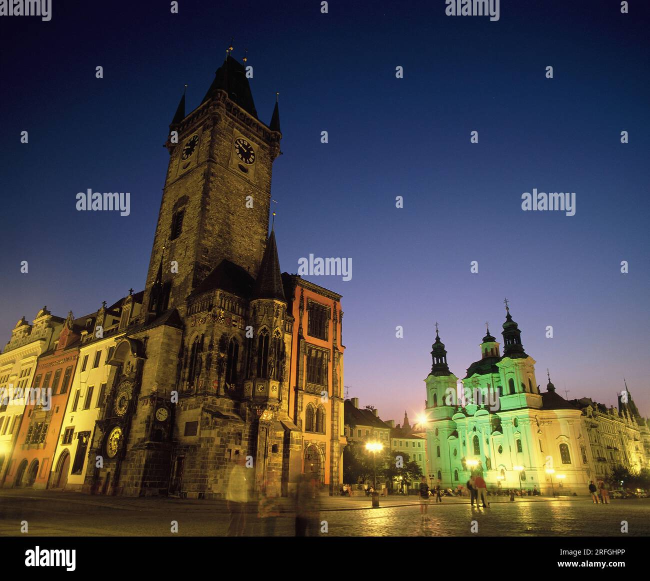 Tschechische Republik. Prager Stadt. Altstadtplatz bei Nacht mit Rathaus und Nikolaikirche. Stockfoto
