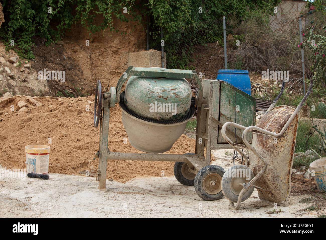 Betonmischer neben Lkw und Sand für Bauzwecke, Onil, Spanien Stockfoto