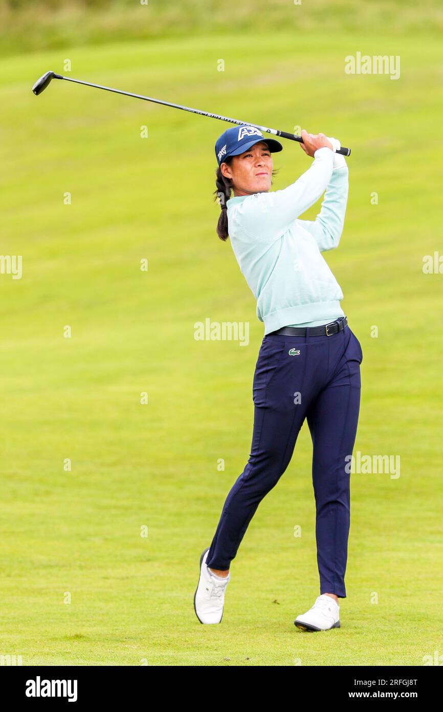 Irvine, Großbritannien. 03. Aug. 2023. An einem Tag 1 des Women's Scottish Open Golfturniers begann ein internationales Feld mit 145 Teilnehmern auf dem Dundonald Links Golf Course in der Nähe von Irvine, Ayrshire Scotland, Großbritannien. Der Wettkampf, über 4 Tage, ist für eine Geldbörse von $3.000.000 und der Schnitt nach der zweiten Runde ist für die Top 65 und Unentschieden. Celine Boutier spielt ihren zweiten Schuss aus dem Fairway Credit 3.: Findlay/Alamy Live News Stockfoto