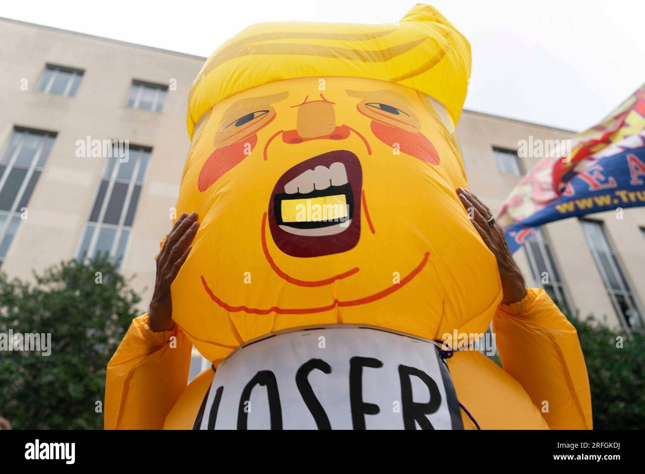 Washington, Usa. 03. Aug. 2023. Ein Demonstrante in einem aufblasbaren Baby-Trump-Kostüm steht vor dem E. Barrett Prettyman Bundesgericht vor der Anklage des ehemaligen Präsidenten Donald Trump wegen Wahlunterwanderung in Washington DC am Donnerstag, den 3. August 2023. Sonderanwalt Jack Smith hat den ehemaligen Präsidenten wegen vier Anschuldigungen in Verbindung mit seinen Handlungen vor und nach dem Angriff auf das US-Kapitol vom 6. Januar angeklagt. Foto: Bonnie Cash/UPI Credit: UPI/Alamy Live News Stockfoto