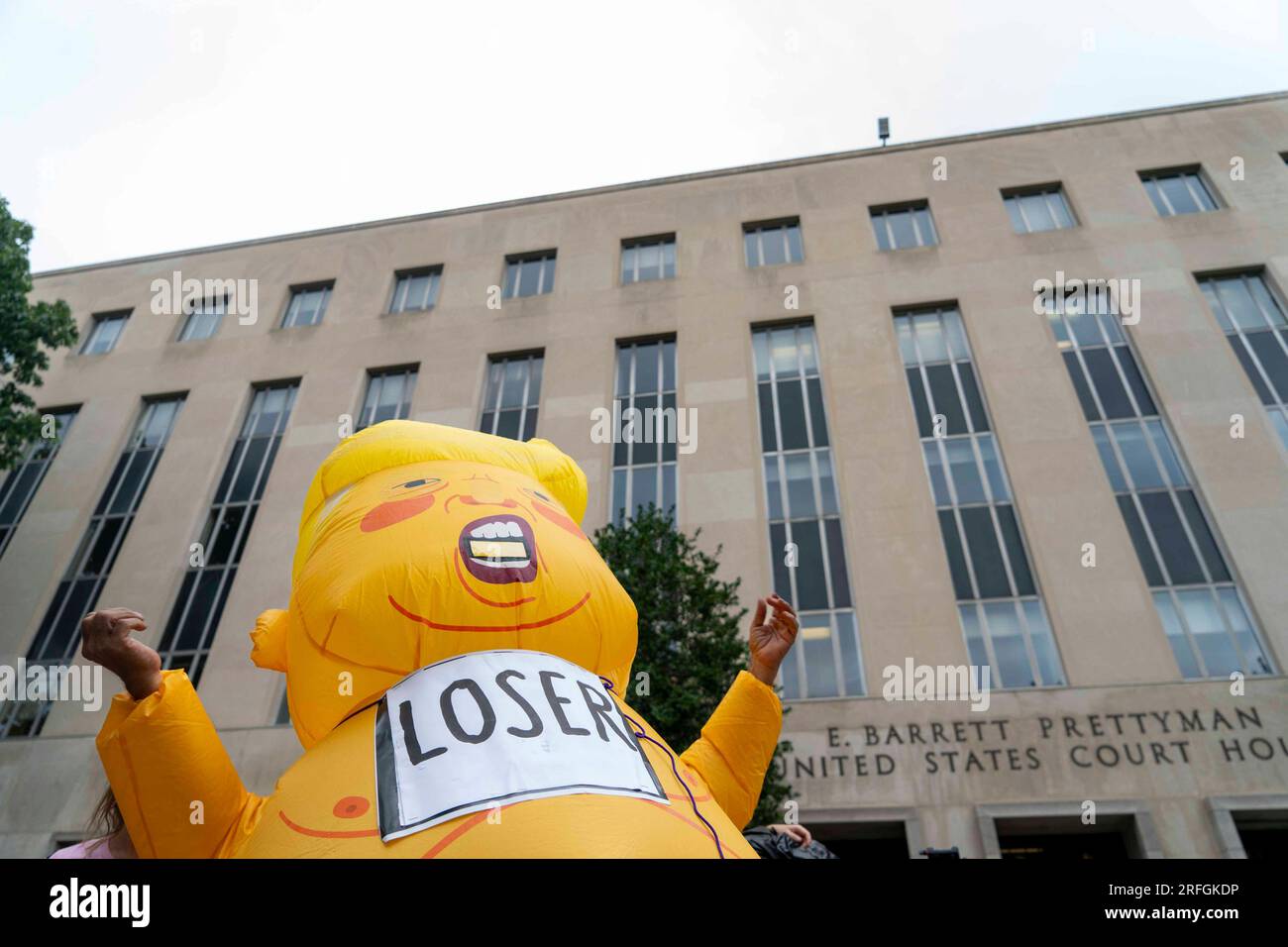 Washington, Usa. 03. Aug. 2023. Ein Demonstrante in einem aufblasbaren Baby-Trump-Kostüm steht vor dem E. Barrett Prettyman Bundesgericht vor der Anklage des ehemaligen Präsidenten Donald Trump wegen Wahlunterwanderung in Washington DC am Donnerstag, den 3. August 2023. Sonderanwalt Jack Smith hat den ehemaligen Präsidenten wegen vier Anschuldigungen in Verbindung mit seinen Handlungen vor und nach dem Angriff auf das US-Kapitol vom 6. Januar angeklagt. Foto: Bonnie Cash/UPI Credit: UPI/Alamy Live News Stockfoto