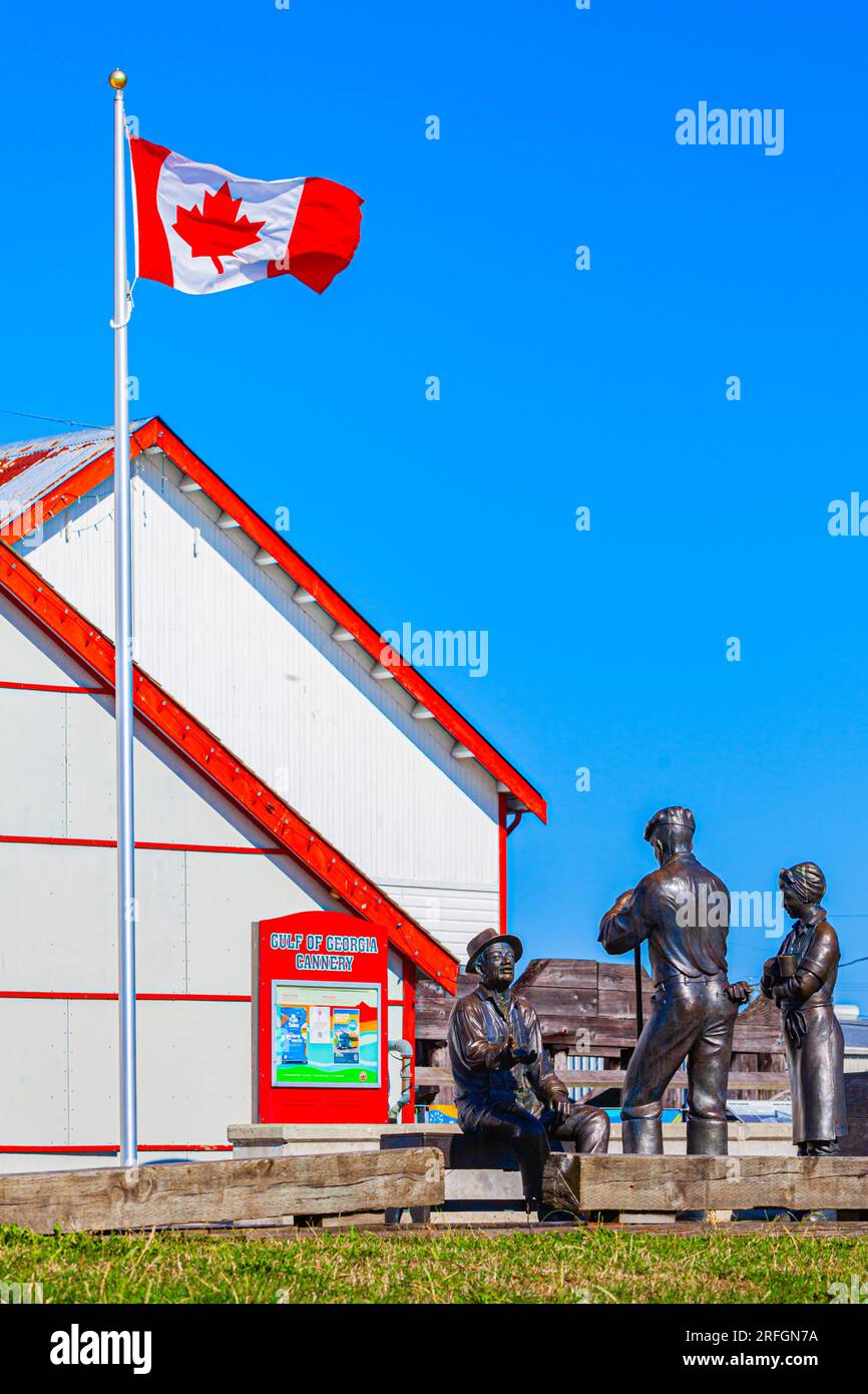 Drei Bronzestatuen von Arbeitern außerhalb des Golfs von Georgia Cannery in Steveston, British Columbia, Kanada Stockfoto
