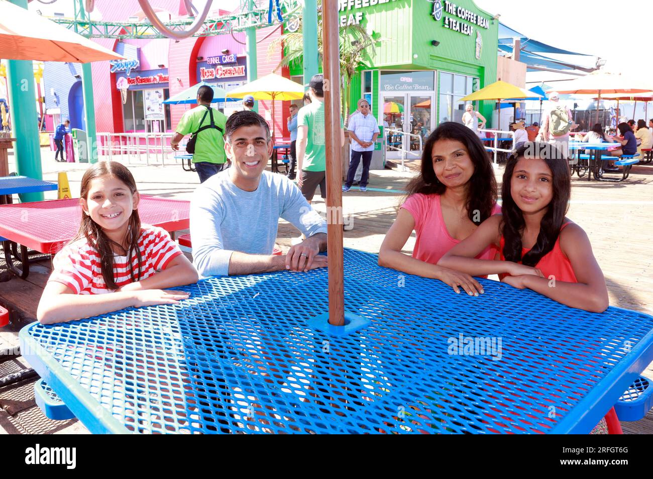 (Links-rechts) Krishna Sunak, Premierminister Rishi Sunak, Akshata Murty und Anoushka Sunak besuchen während ihrer Sommerferien den Santa Monica Pier in Santa Monica, Kalifornien. Foto: Donnerstag, 3. August 2023. Stockfoto