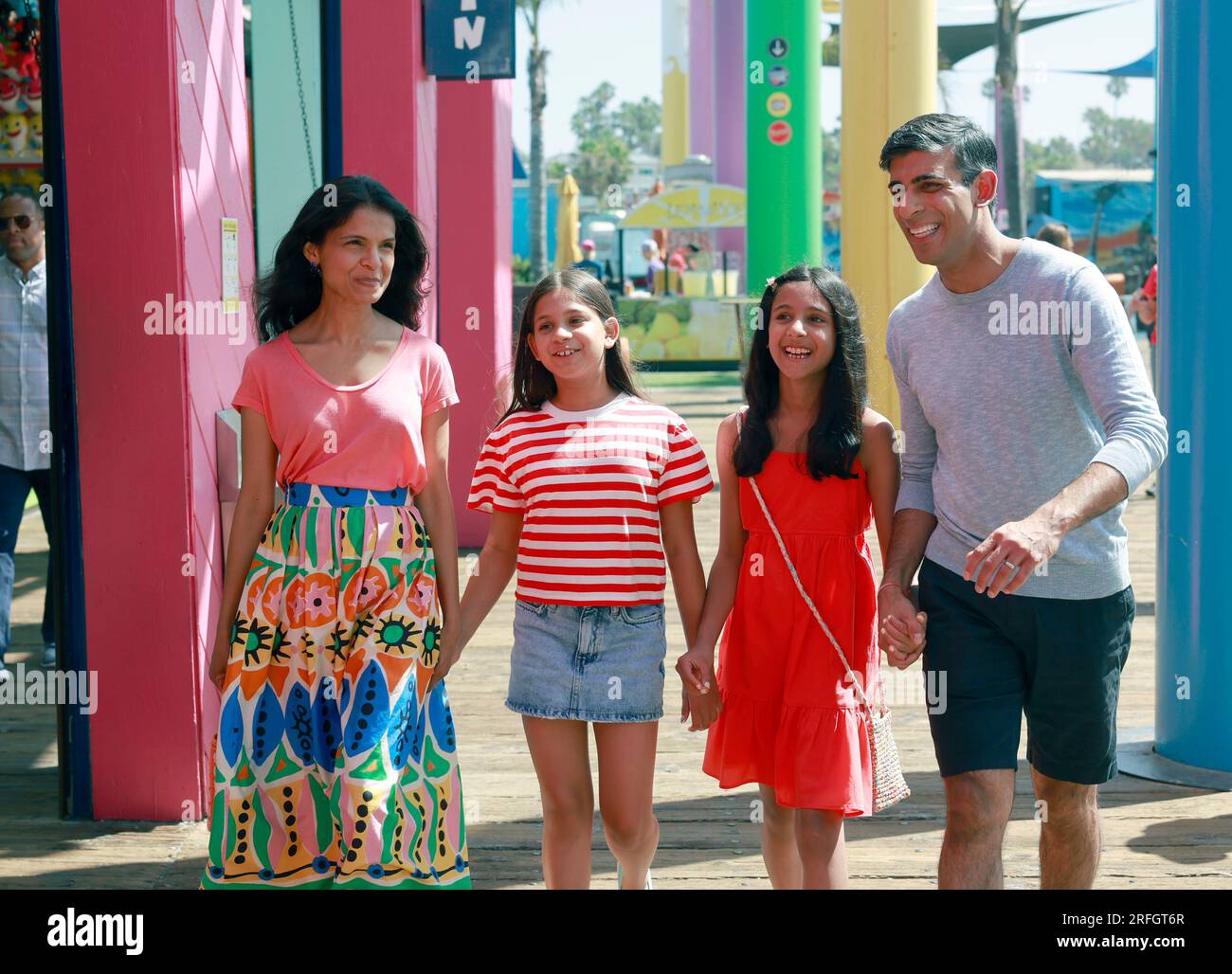 (Links-rechts) Akshata Murty, Krishna Sunak, Anoushka Sunak und Premierminister Rishi Sunak besuchen während ihrer Sommerferien den Santa Monica Pier in Santa Monica, Kalifornien. Foto: Donnerstag, 3. August 2023. Stockfoto