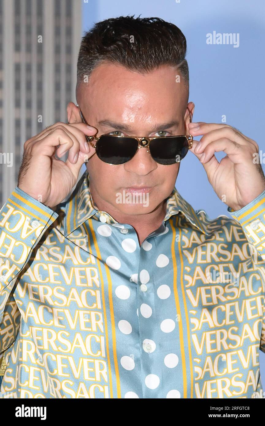 New York, USA. 03. Aug. 2023. Mike „The Situation“ Sorrentino besucht das Empire State Building, New York, NY, 3. August 2023. (Foto: Anthony Behar/Sipa USA) Guthaben: SIPA USA/Alamy Live News Stockfoto