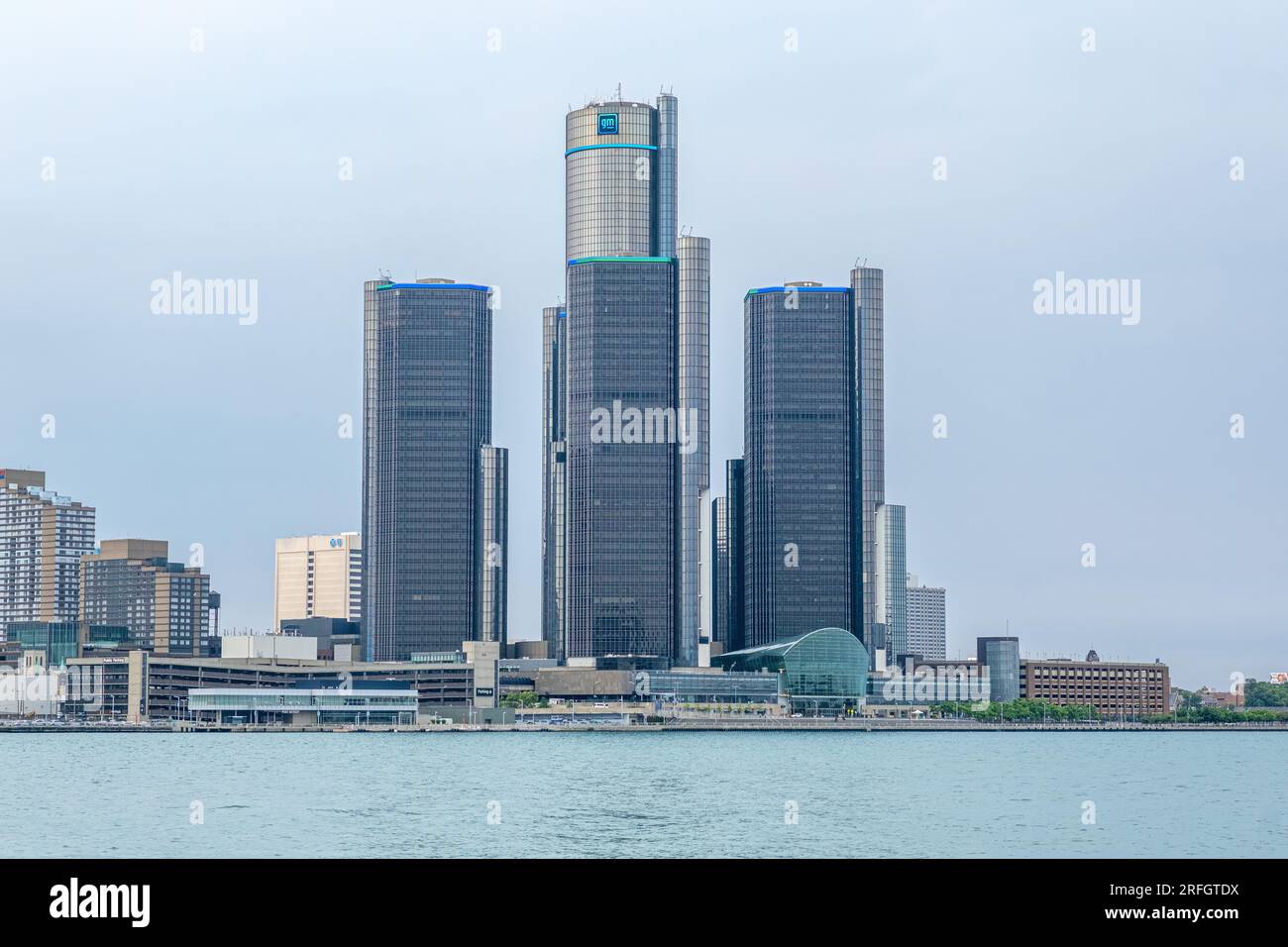 Das GM Renaissance Center ist eine Gruppe von sieben verbundenen Wolkenkratzern in Downtown Detroit, Michigan, USA, die als General Motors Worldwide H fungiert Stockfoto