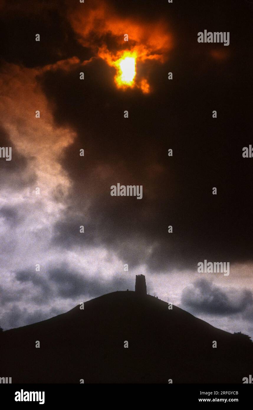 Dramatischer Himmel über dem Glastonbury Tor. Stockfoto