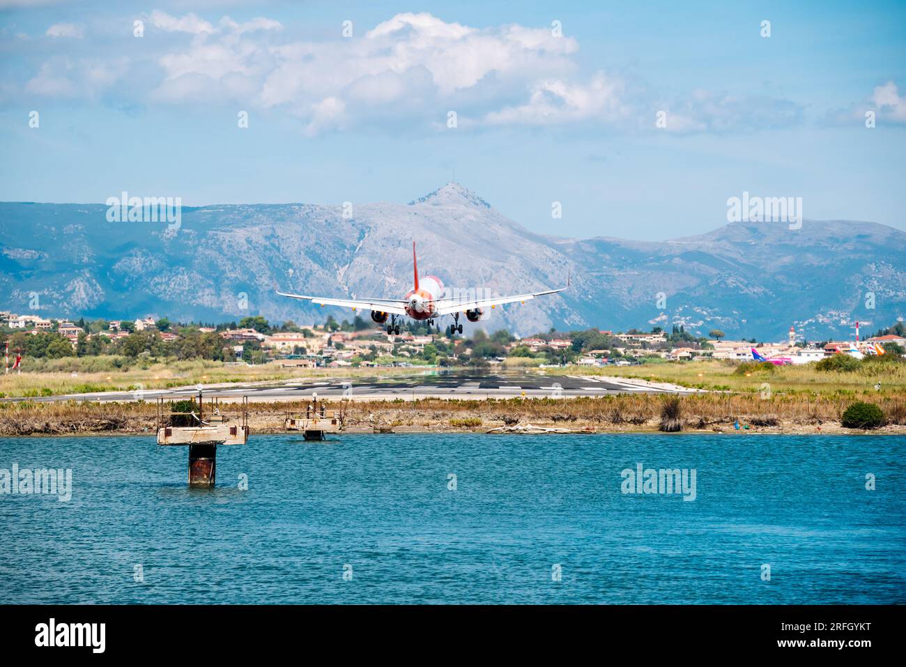 Kerkyra, Griechenland - 09 24 2022: Easy Jet Airplane Landing on Short Runway at Corfu Airport. Das Konzept Von Professionalität Und Pilot-Erfahrung. Stockfoto
