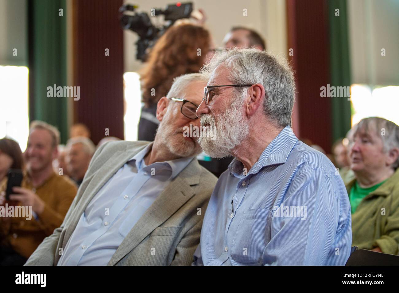 Belfast, Großbritannien. 03. Aug. 2023. Falls Rd, Belfast 3. August 2023. Die Wahlmöglichkeiten für Irland, der Abgeordnete Jeremy Corbyn, richtete sich an eine Kapazitätsgruppe am St. Mary's University College in Belfast über die Entscheidungen bezüglich eines Referendums über die Wiedervereinigung. Auch Gerry Adams von Sinn Fein war anwesend. Kredit: Bonzo/Alamy Live News Stockfoto