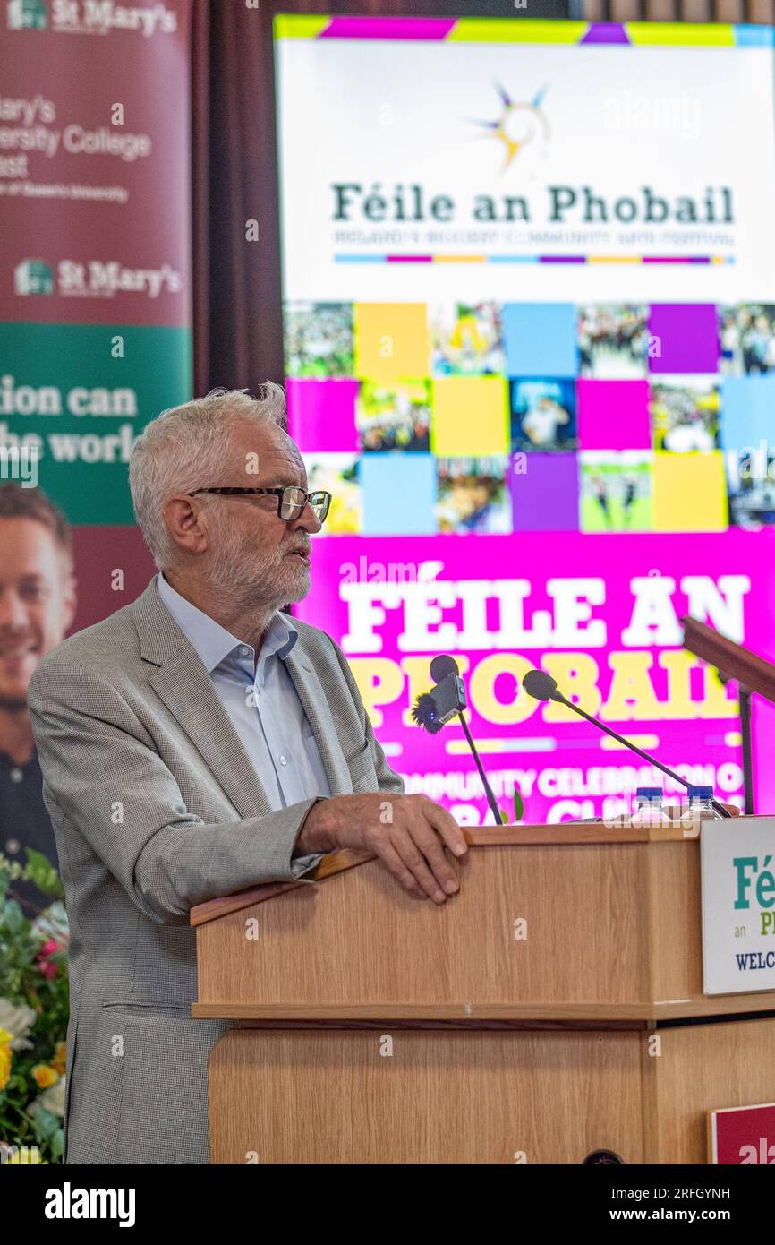 Belfast, Großbritannien. 03. Aug. 2023. Falls Rd, Belfast 3. August 2023. Die Wahlmöglichkeiten für Irland, der Abgeordnete Jeremy Corbyn, richtete sich an eine Kapazitätsgruppe am St. Mary's University College in Belfast über die Entscheidungen bezüglich eines Referendums über die Wiedervereinigung. Auch Gerry Adams von Sinn Fein war anwesend. Kredit: Bonzo/Alamy Live News Stockfoto