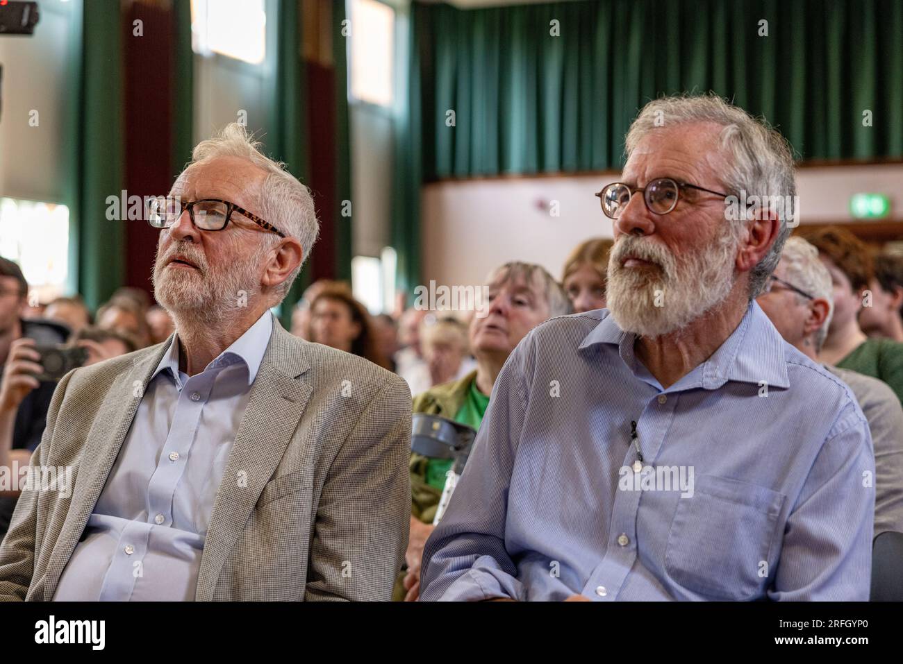 Belfast, Großbritannien. 03. Aug. 2023. Falls Rd, Belfast 3. August 2023. Die Wahlmöglichkeiten für Irland, der Abgeordnete Jeremy Corbyn, richtete sich an eine Kapazitätsgruppe am St. Mary's University College in Belfast über die Entscheidungen bezüglich eines Referendums über die Wiedervereinigung. Auch Gerry Adams von Sinn Fein war anwesend. Kredit: Bonzo/Alamy Live News Stockfoto