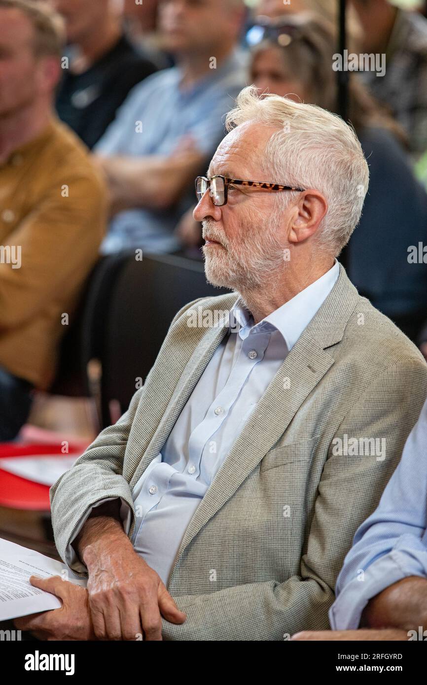 Belfast, Großbritannien. 03. Aug. 2023. Falls Rd, Belfast 3. August 2023. Die Wahlmöglichkeiten für Irland, der Abgeordnete Jeremy Corbyn, richtete sich an eine Kapazitätsgruppe am St. Mary's University College in Belfast über die Entscheidungen bezüglich eines Referendums über die Wiedervereinigung. Auch Gerry Adams von Sinn Fein war anwesend. Kredit: Bonzo/Alamy Live News Stockfoto