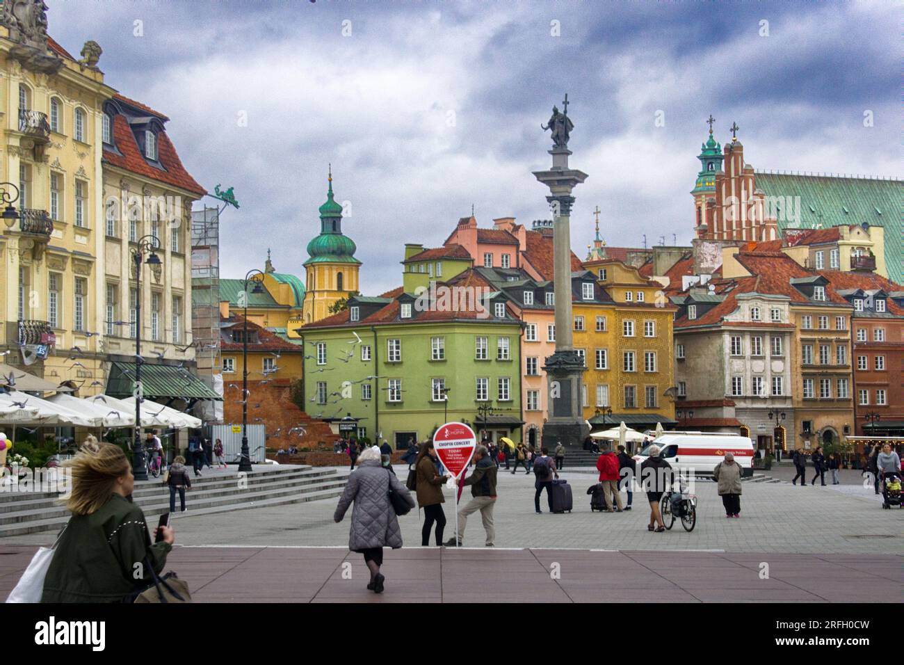 Warschau, Polen - 7. September 2017: Seitenstraßen und Innenhöfe der Altstadt mit Bürgersteig und Touristen. Altstadt, König Sigismunds III. Säule Stockfoto