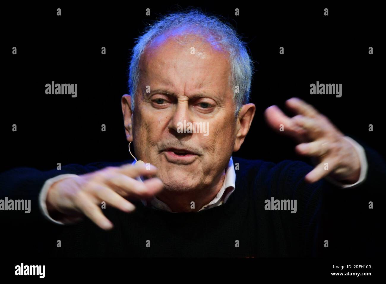 Edinburgh Scotland, Vereinigtes Königreich, 02. August 2023. Gyles Brandreth tritt auf der 2023 Assembly Gala in der Assembly Hall auf dem Hügel auf. Live-Nachrichten von sst/alamy Stockfoto