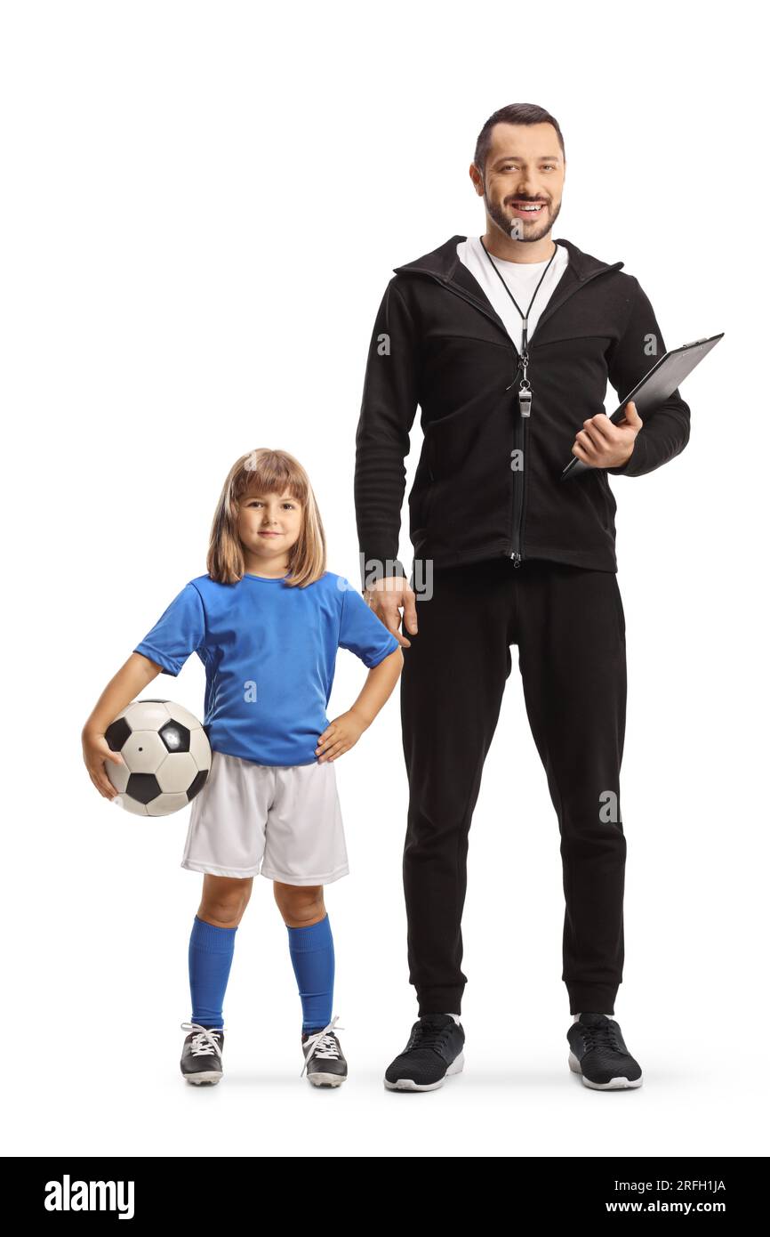 Fußballtrainer und ein Mädchen mit einem Ball, der isoliert auf weißem Hintergrund posiert Stockfoto