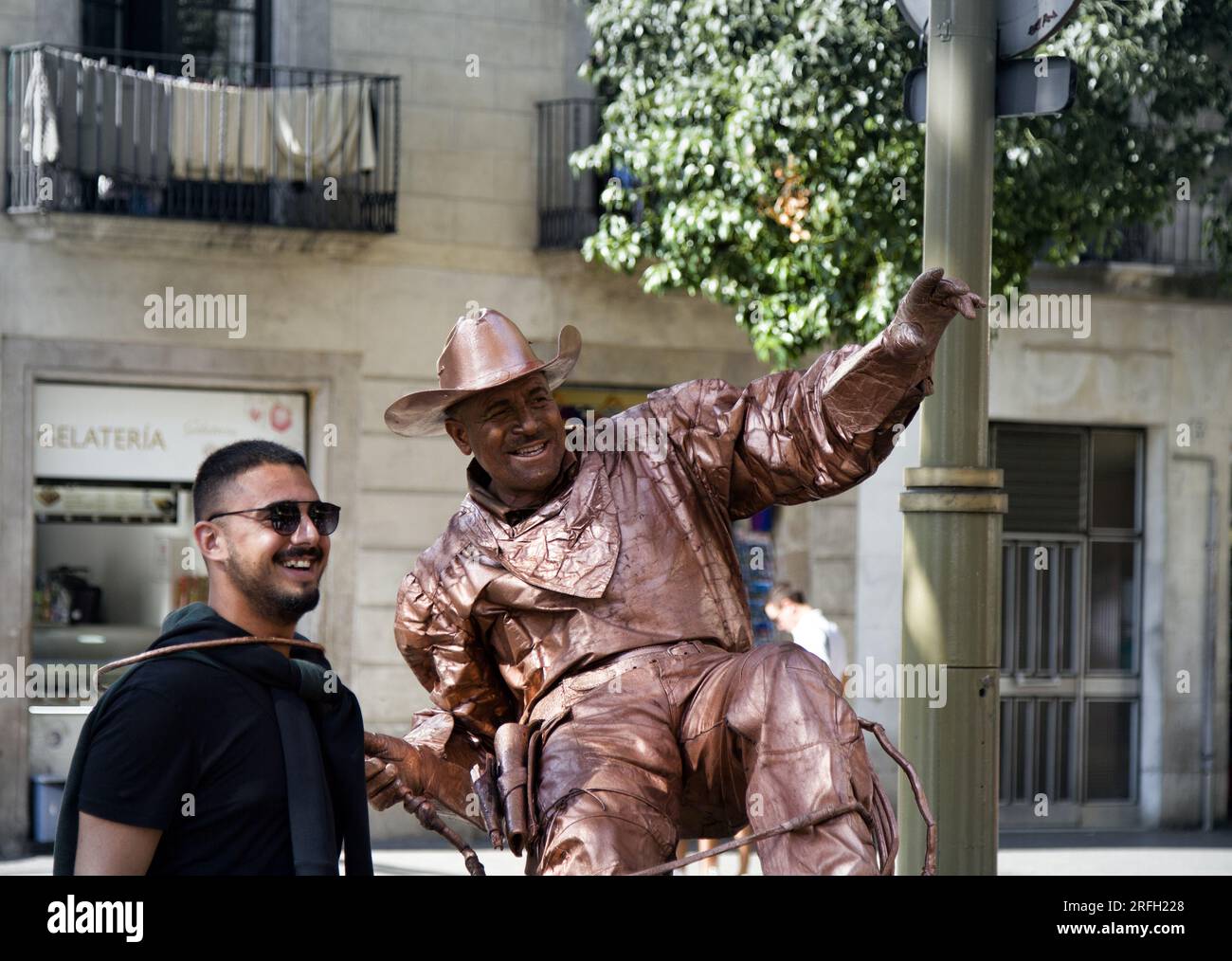 Barcelona, Spanien - 9. Oktober 2017: Trendige Unterhaltung, Verwandlung des Menschen in ein Denkmal oder beliebte Filmfigur. In Barcelona für Charaktere Stockfoto