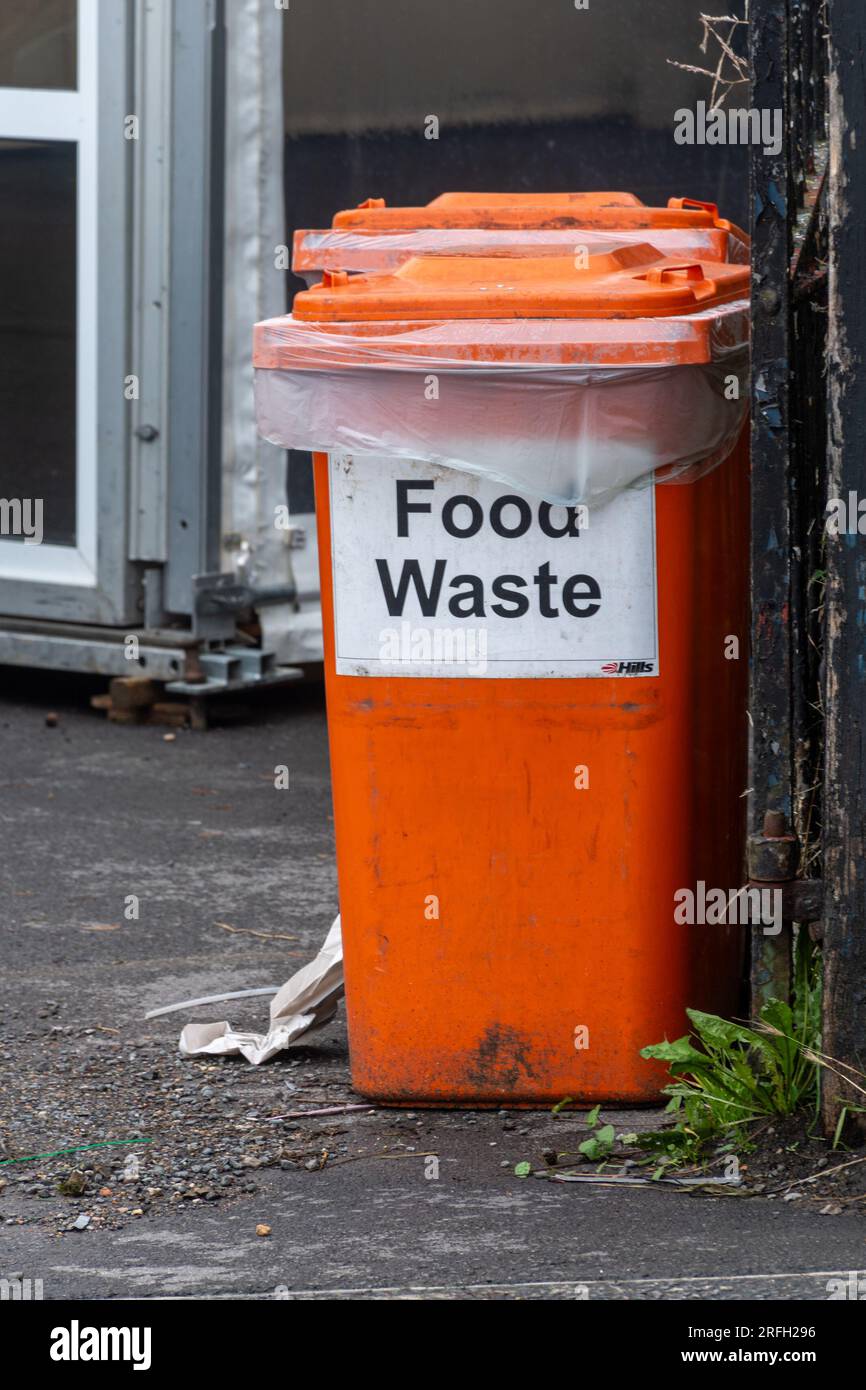 Lebensmittelabfallbehälter, leuchtend orangefarbener Müllcontainer Stockfoto
