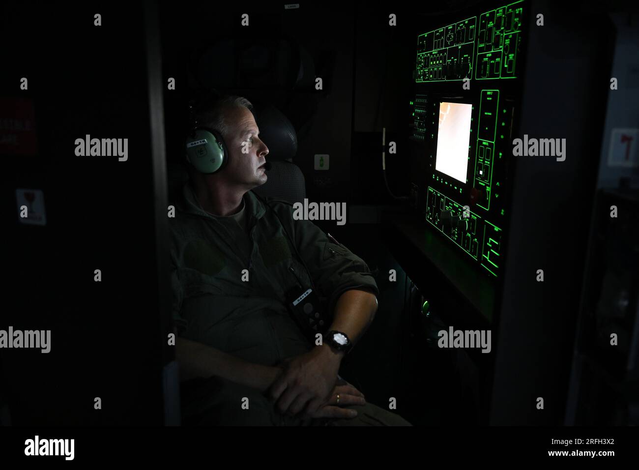 Keflavik, Island. 03. Aug. 2023. Ein Soldat betreibt die Load Master Work Station auf dem Transportflugzeug der Air Force A400M während der Rapid Viking 2023 Übung über Island. Zum ersten Mal seit mehr als 10 Jahren trainiert die Air Force wieder mit Kampfflugzeugen auf Island. Der ferne Norden gewinnt geopolitisch immer mehr an Bedeutung. Kredit: Britta Pedersen/dpa/Alamy Live News Stockfoto