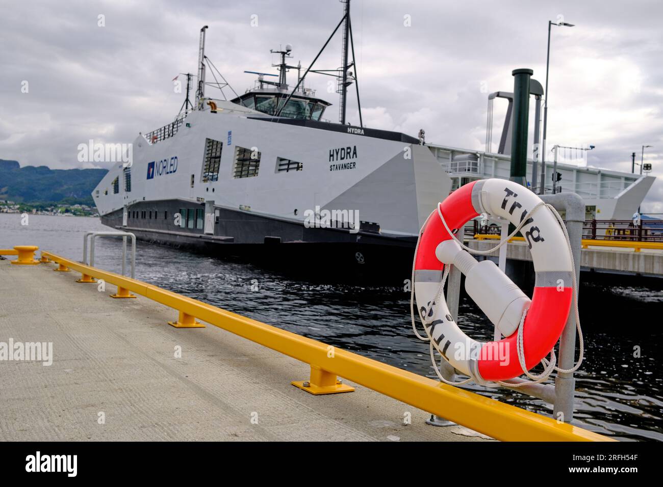 Nesvik, Norwegen - 2023-07-21: Hydra ist die weltweit erste Wasserstofffähre Stockfoto